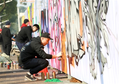 江南城區(qū)臨沅路上，涂鴉愛好者正在進行街頭涂鴉藝術創(chuàng)作